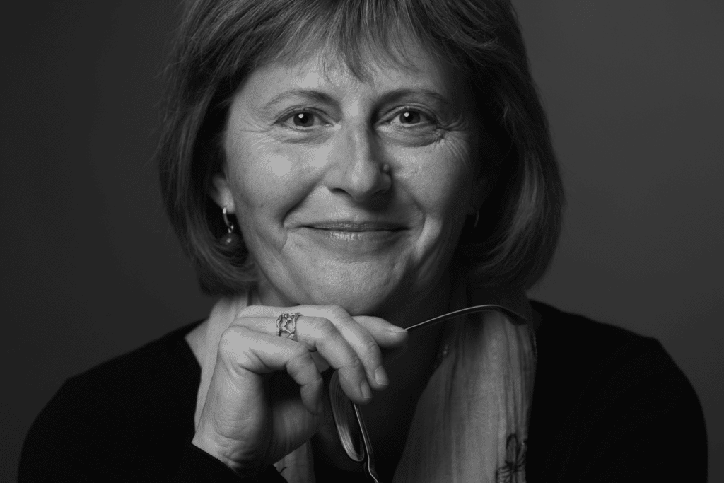Photo of author Lesley Kara. See all Lesley Kara books in order of publication below